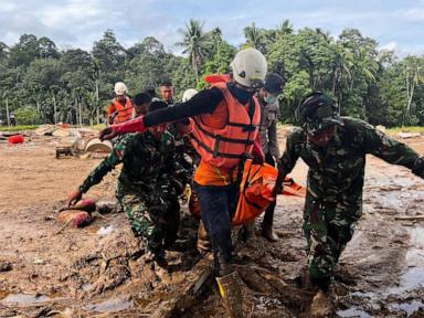 sumatra-residents-loot-for-food-and-water-after-deadly-floods