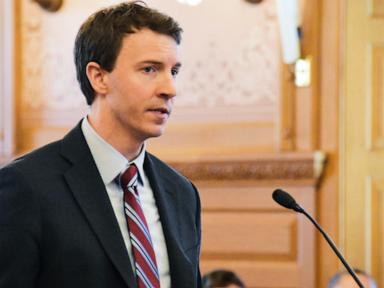 ‘time-to-stick-out-your-neck,’-college-ceo-tells-schools-on-contract-that-regulates-paying-players