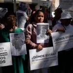 families-of-venezuelan-prisoners-demand-their-release-after-weeks-of-waiting-outside-prisons