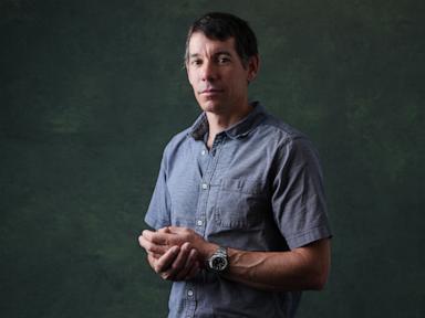 alex-honnold-is-climbing-taipei-101-with-no-ropes,-live-on-tv