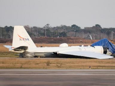 video-shows-flames-flying-from-nasa-plane-that-touched-down-without-landing-gear