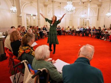 a-singing-circle-at-amsterdam’s-concertgebouw-offers-support-for-people-with-dementia