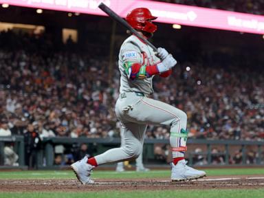 alec-bohm-and-bryce-harper-lead-rally-in-7th-as-phillies-come-back-to-beat-giants-6-4