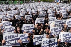 samsung-workers-rally-in-south-korea,-demanding-higher-pay-and-threatening-to-strike
