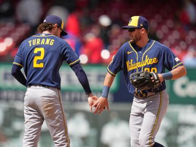 ashby-ties-sale-for-big-league-lead-with-6th-win-as-brewers-defeat-cardinals-6-2