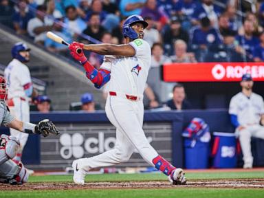 valenzuela-has-winning-hit-as-blue-jays-score-twice-off-duran-in-9th,-beat-phillies-3-2