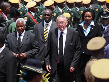 zambia’s-guy-scott,-who-was-africa’s-first-white-head-of-state-in-decades,-has-died-at-82