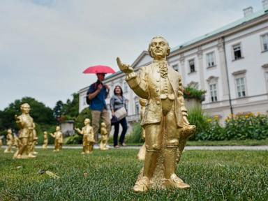 horde-of-golden-mini-mozarts-marks-270-years-since-the-composer’s-birth-in-salzburg