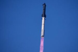 spacex-launches-starship-on-test-flight,-this-time-with-most-advanced-starlinks