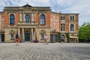 ai-assisted-staging-draws-boos-at-the-richard-wagner-festival-in-germany